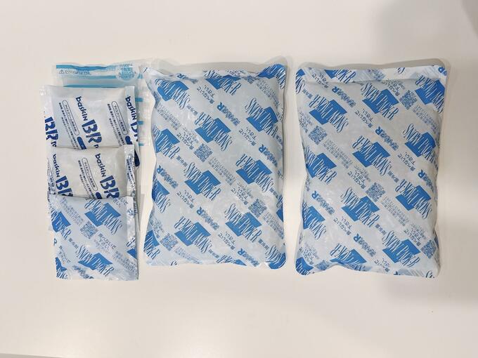 お弁当用(小)とキャンプ用(大)に使う保冷剤だけ。冷凍庫の中がすっきりします
