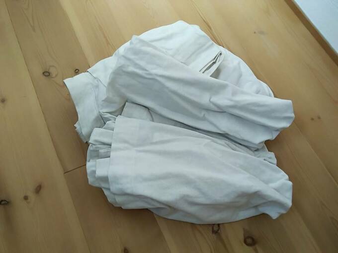 端からクルクルと巻いて洗濯ネットに入れる