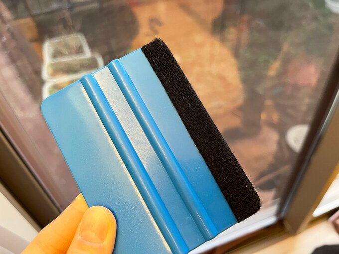 ヘラでフィルムを伸ばす作業