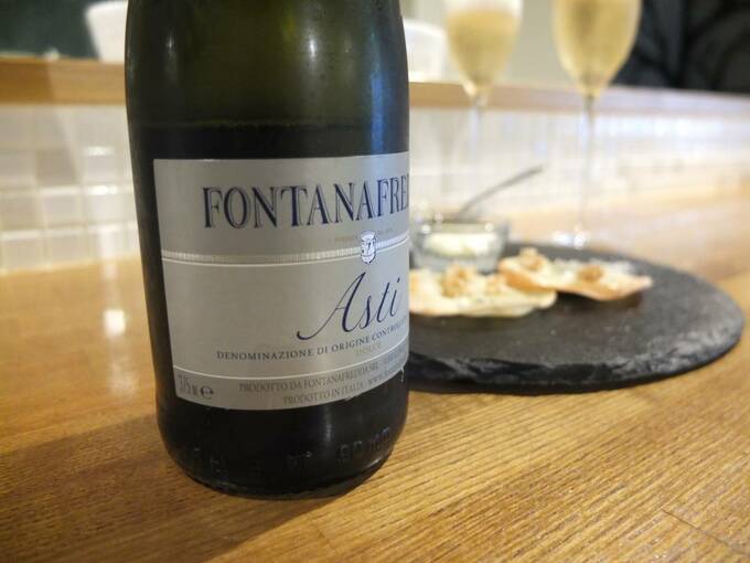 ワインアップうしろにピザ