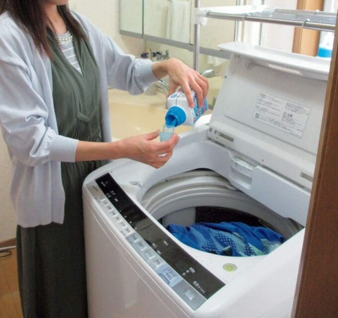 女性と洗濯機