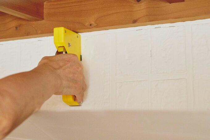 押し入れの内側にクッションシートを貼る