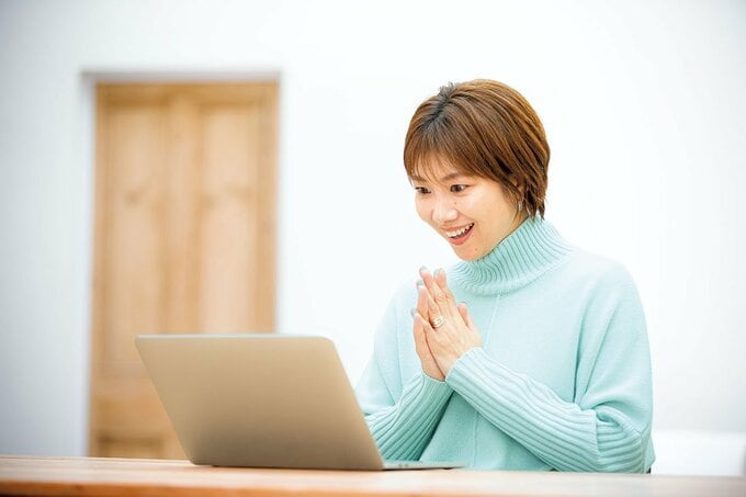 PCを見る潮田さん