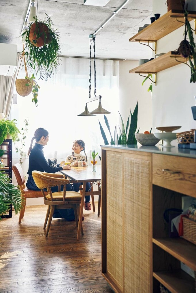 キッチンからダイニングを見る