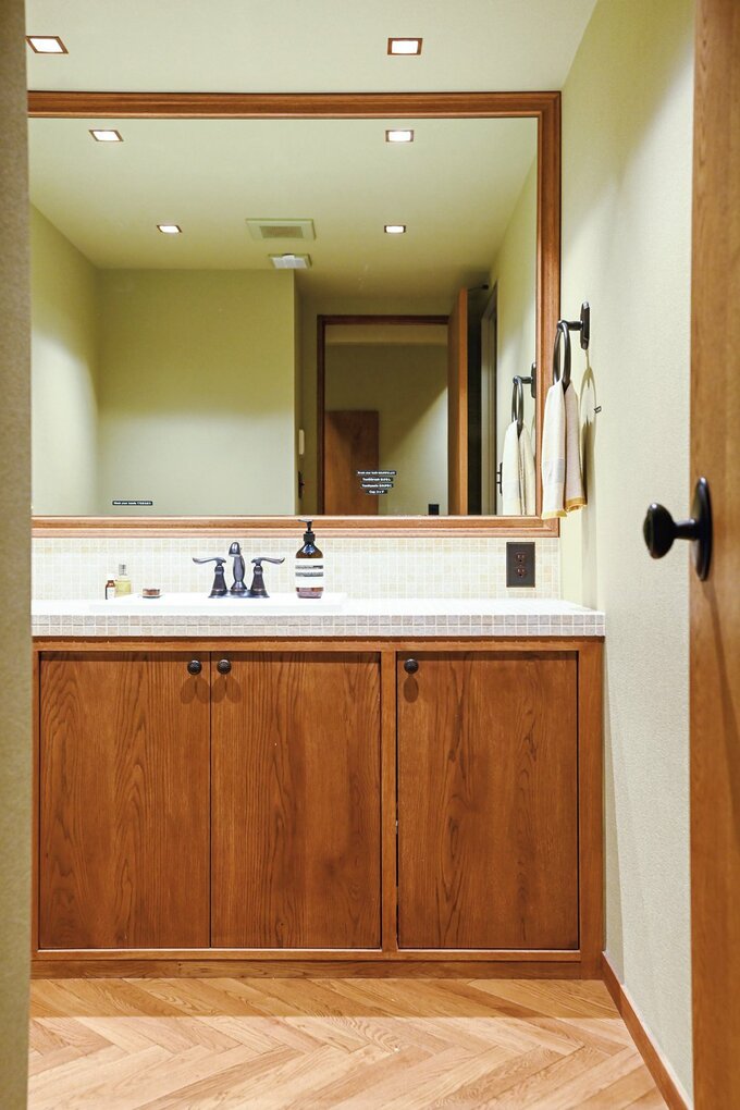 大きな鏡が印象的な洗面室