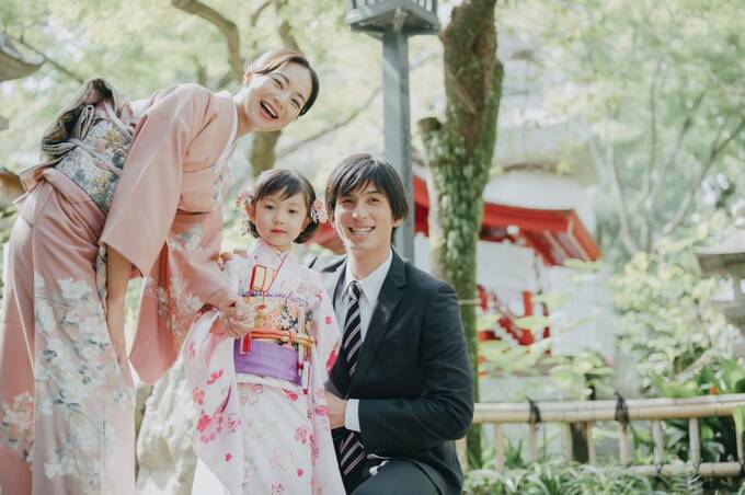 着物の女性と女の子とスーツの男性