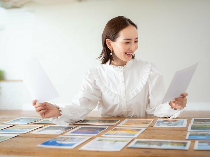 写真を選定する辻元さん