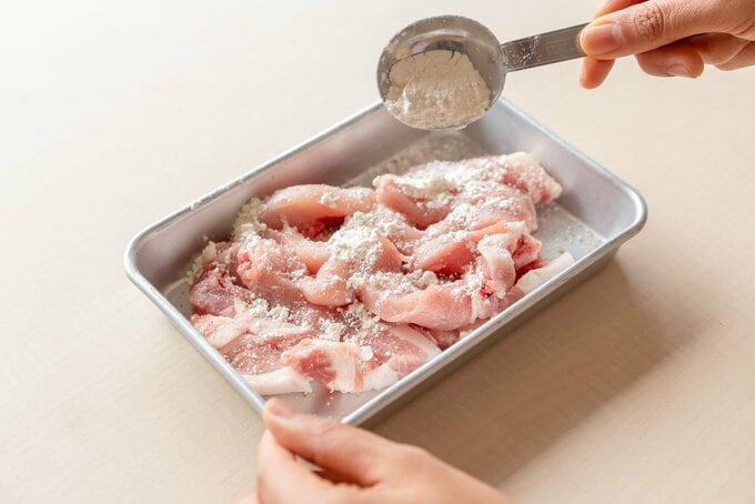 薄力粉をまぶす
