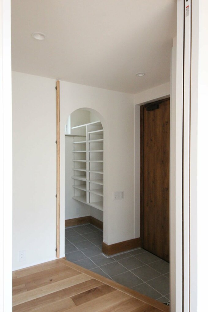 室内からウォークイン形式のシューズクローゼットを見る