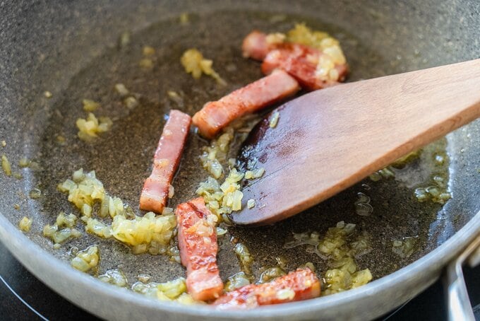 ニンニクでベーコン炒める