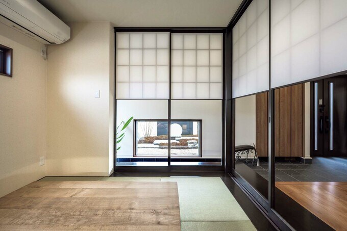 雪見障子からは土間越しに坪庭を眺められる