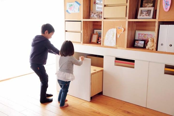 ベンチ兼収納を引き出す子どもたち