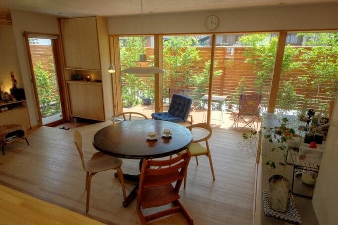 ワークスペースからダイニングごしに庭の緑がよく見渡すことができる