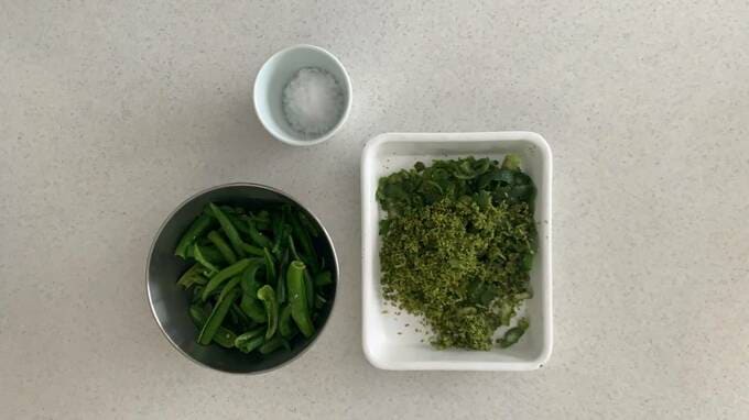 容器に青唐辛子とユズの皮