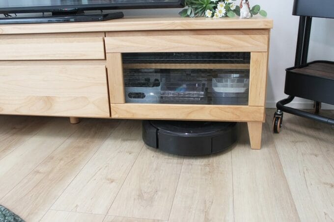 テレビ台下にルンバ