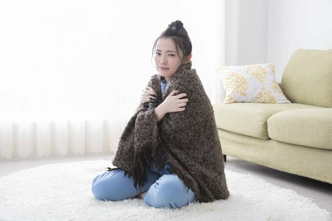 寒がる女性