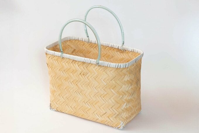 持ち手やフチにデザインが施されたバッグのようなカゴ