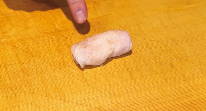 鶏胸肉の皮をくるくると丸めた様子