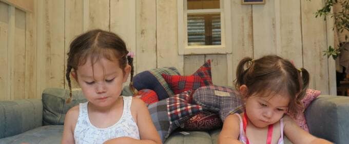 二人の子供が写っている画像