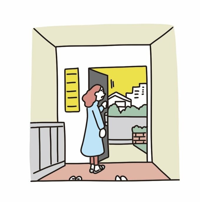ドアを開ける女性