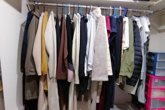 たくさんの服がかかっているクローゼット