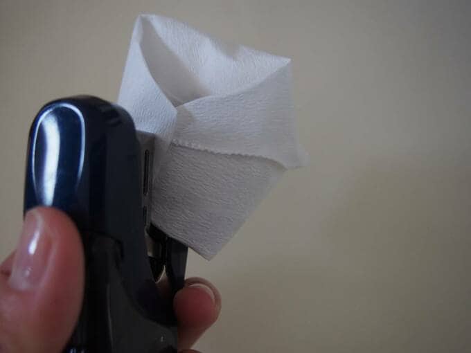 フィルターを包んでホッチキスで封をする