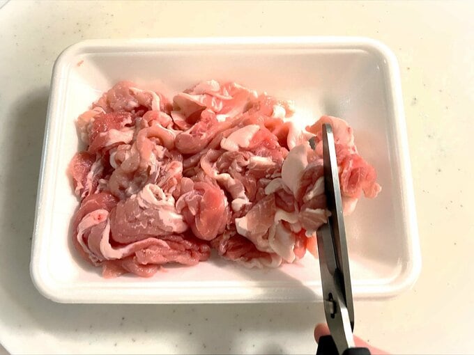 ハサミで肉を切る