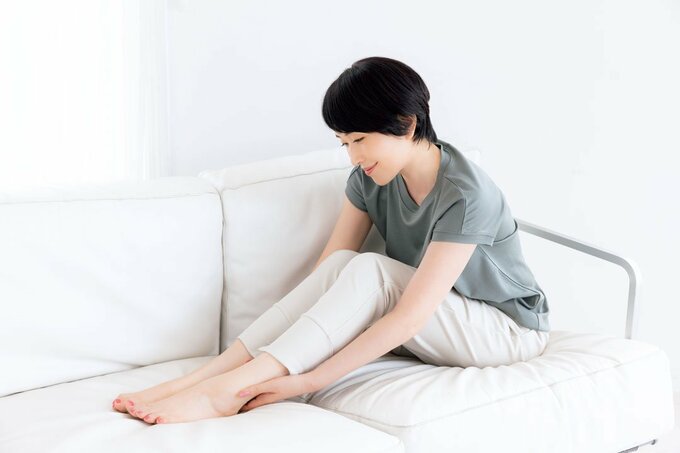 座る女性