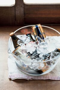 氷をはったガラスの片口でビールを冷やす