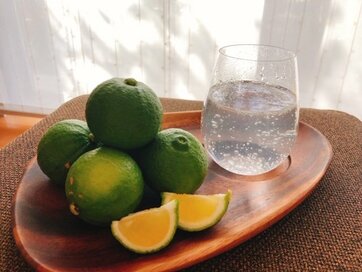 カボスを味わいつくす！炭酸水に絞るだけでもおいしい