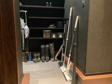 1.5畳のシューズクローゼットは、あえてウォークスルー不採用。5人家族の玄関がすっきり