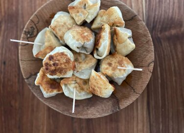 納豆とチーズの組み合わせが最高！ギョーザの皮でつくる簡単レシピ