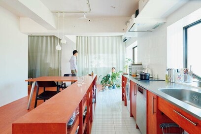 30代夫婦のマンションリノベ：キッチンが家の中心。友人との団らんも楽しむ場所に