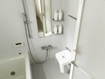 浴室が1坪でも、カウンターをなくせば広々。カビやぬめりがなくて掃除もラクに