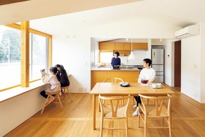 リビングはあえてなし！緑を楽しむカウンター＆こもれる図書室がある家