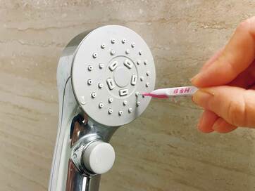 100均の「歯間ブラシ」で汚れがごっそり。浴室＆クローゼット掃除に活躍する便利グッズ