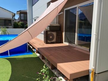 真夏のデッキ、シェード使って快適なアウトドア時間を。素足で熱くない＆室内が涼しい