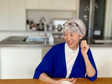 50代、「老眼鏡デビュー」で反省したこと。“老い”と向き合い、軽やかに受け入れる