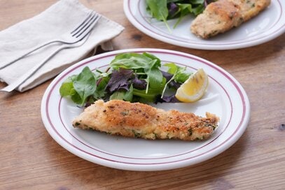 旬の秋鮭がおいしい「香草パン粉焼き」レシピ。多めの油でカリっと