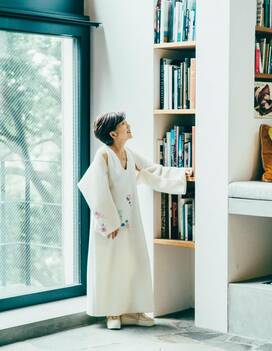 女優・神津はづきさん流大人のおしゃれ。シミがついた洋服もリメイク