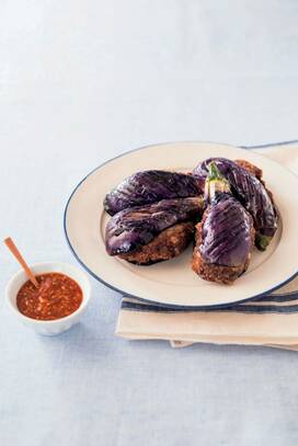 ナスでひき肉を挟んで揚げて、うま味ジュワッ！サンドメンチのつくり方