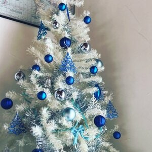 冬らしい涼しげな表情のブルー＆シルバーのツリー