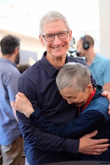 ティム・クック氏とハグをする若宮さん