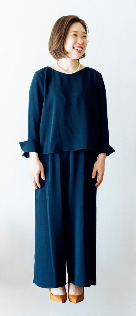 ネイビー上下の女性