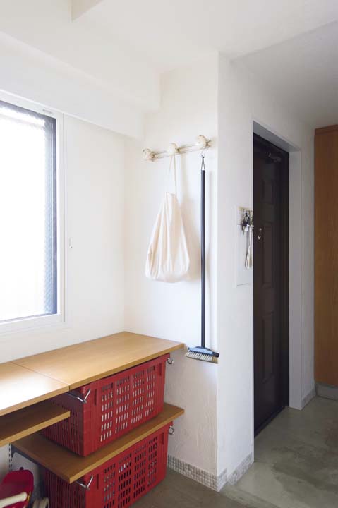 玄関横の個室の壁を撤去して設けた土間スペース
