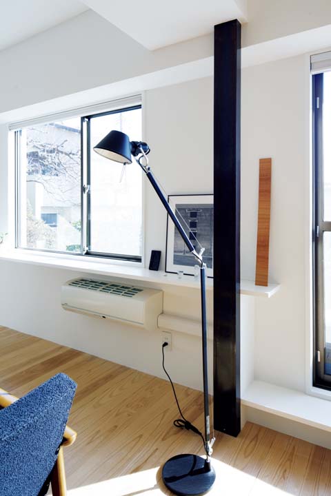 エアコンや給湯器などの配管ルートをクリア塗装の溝型鋼で、床柱のように演出