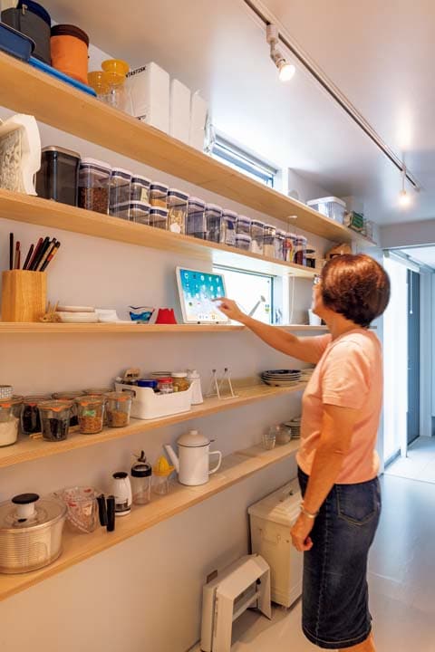 壁いっぱいのオープン棚