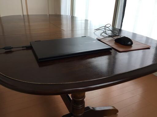 通常のダイニングテーブルでは座ったままの作業に