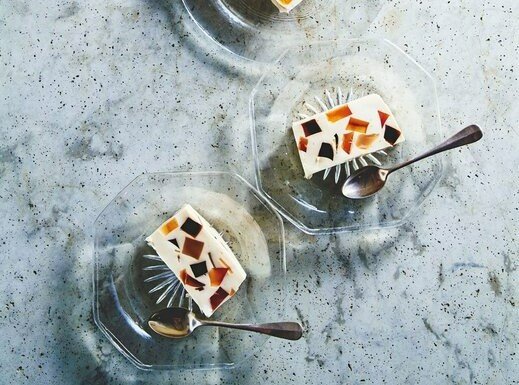 ミルクゼリーに映える茶色のグラデーション