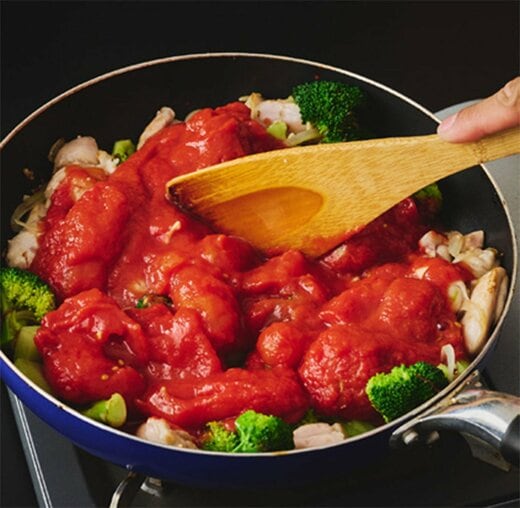 トマト缶を入れて煮込む